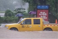 龙舟水太猛！管网抢险“小黄人”与各区通力相助疏通水浸点！