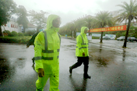 你们执笔纵剑，奔跑考；我们全力以赴，在暴雨中保驾护航